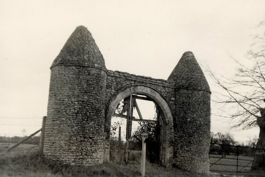 portail monumental sur le chemin de Totes