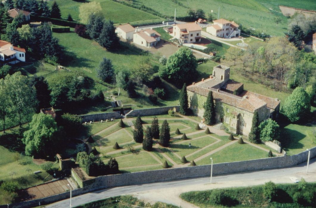 vue aérienne du château dans son environnement