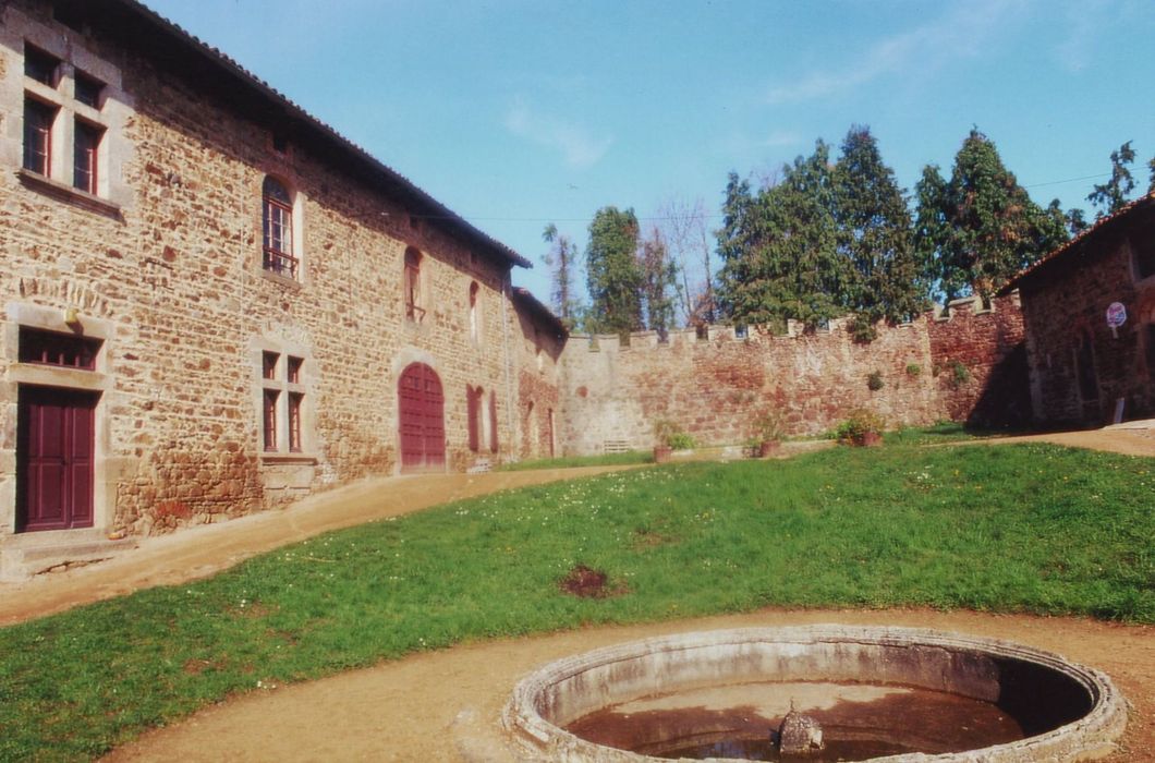 cour d’honneur, aile ouest, façade nord-est, vue partielle