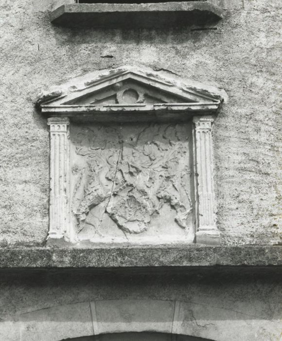 porterie, détail d’un bas-relief armorié aux armes des Barjot