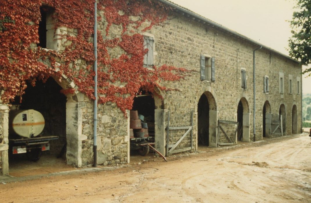 remises, façade sur cour