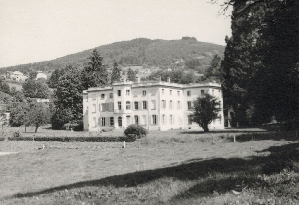 vue générale du château dans son environnement depuis l’Ouest