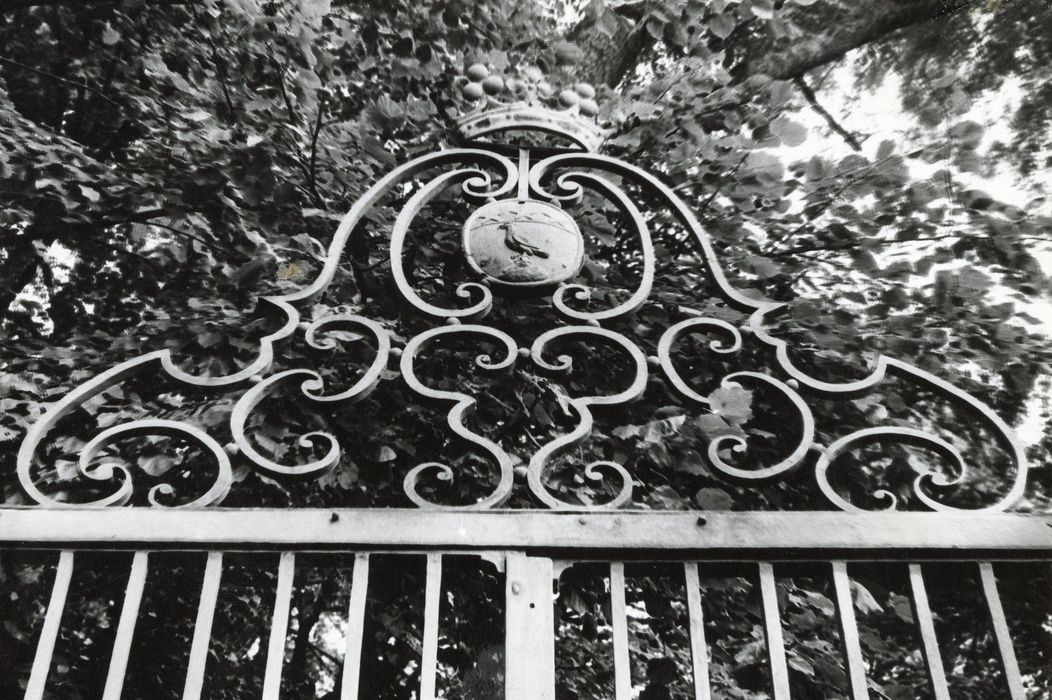 grille d’accès au parc, détail des armoiries