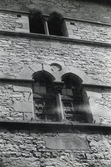 façade sur la Grande-rue, détail des baies du 1er et du 2e étage