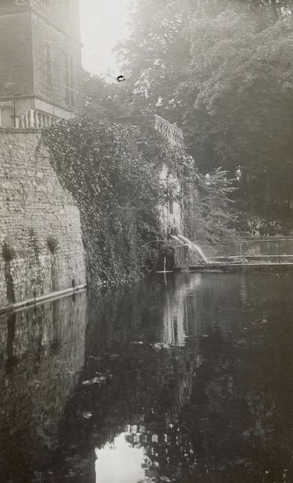 parc, bassin situé au pied de la façade sud-ouest