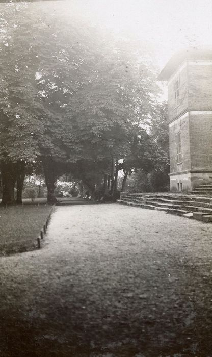 parc, allée Nord-Sud devant la façade nord-est