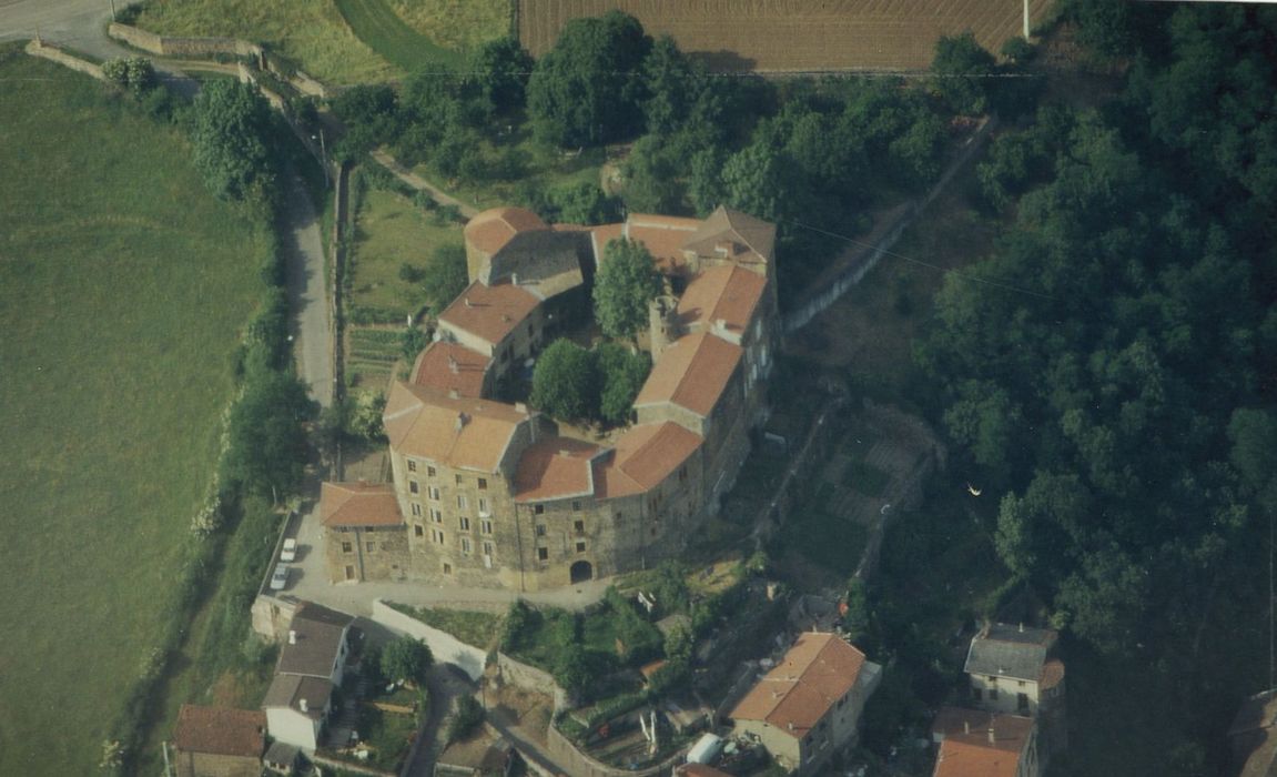 vue aérienne des bâtiments dans leur environnement