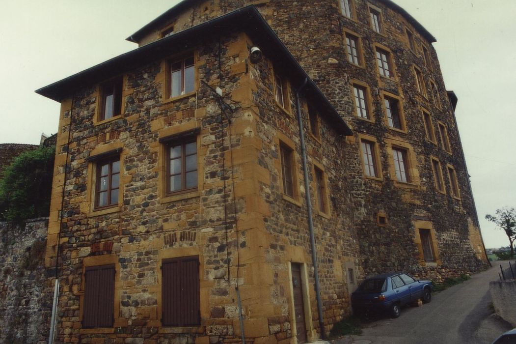 bâtiment situé à l’angle sud-ouest construit à l’emplacement de la tour des Empereurs