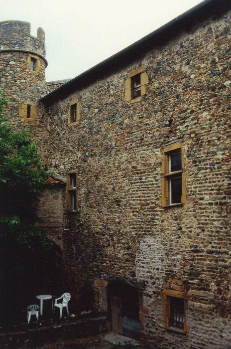 logis 16e siècle sur la cour intérieure, façade ouest