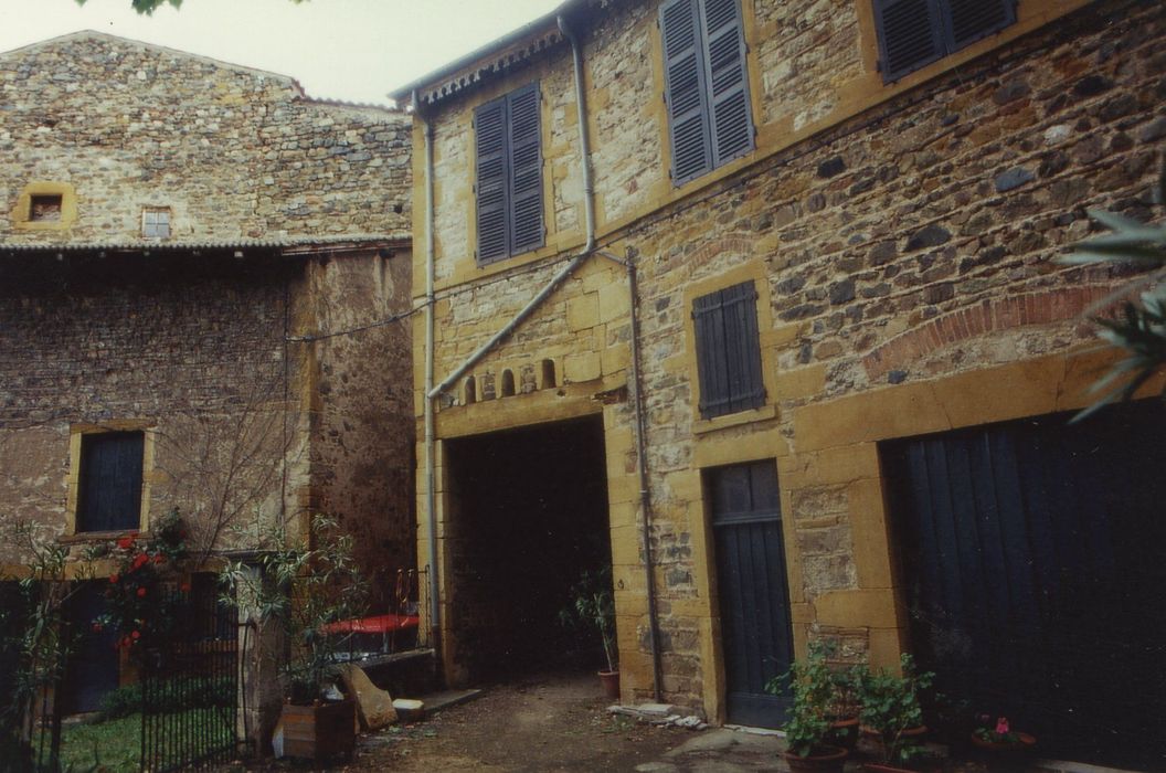 entrée nord, vue partielle des façades sur cour