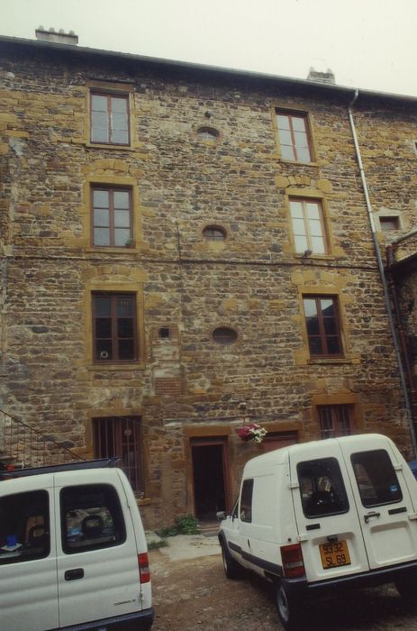 logis sud, façade sur cour