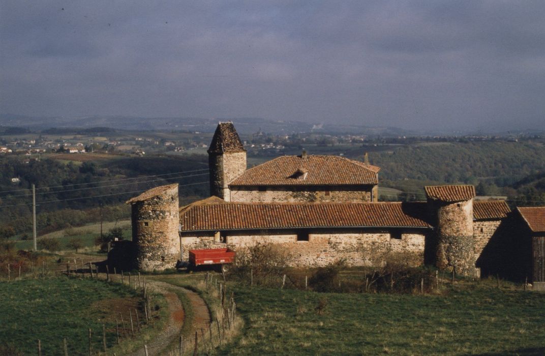 vue générale du château dans son environnement depuis l’Ouest