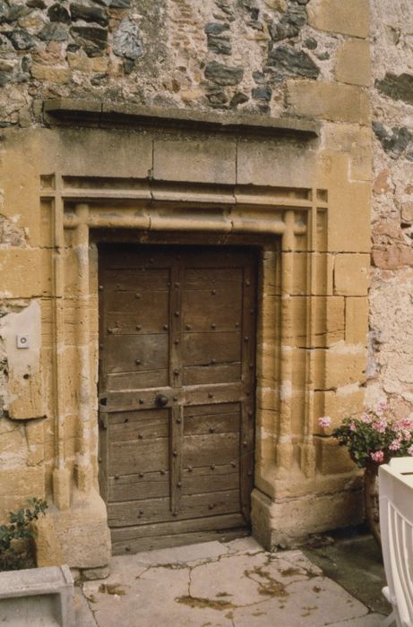 logis, façade ouest sur cour, détail de la porte d’accès