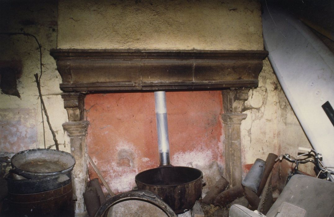 rez-de-chaussée, salle nord, cheminée monumentale