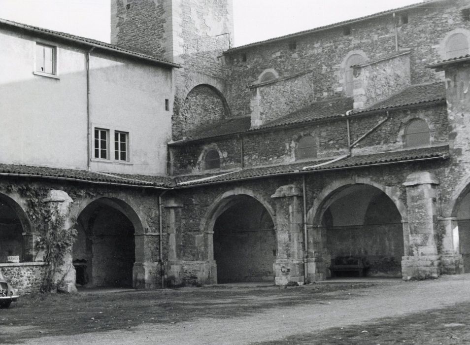 cloître, angle sud-est