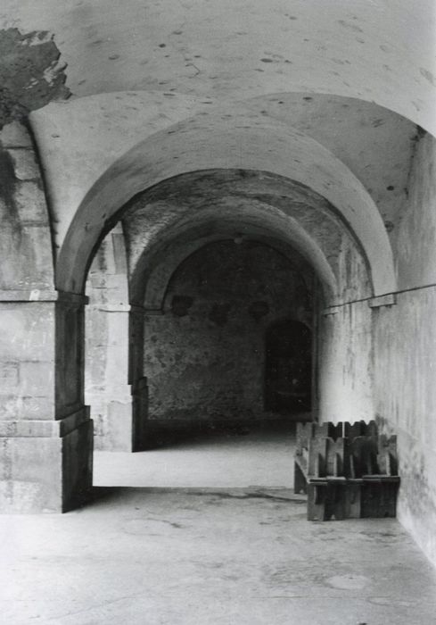 une des galeries du cloître, vue partielle