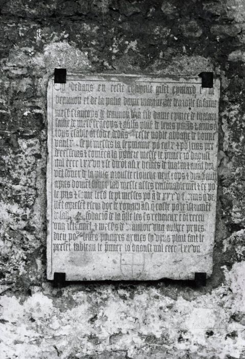plaque commémorative de la fondation d'une chapelle par la famille de Beauvoir - © Ministère de la Culture (France), Médiathèque du patrimoine et de la photographie, tous droits réservés