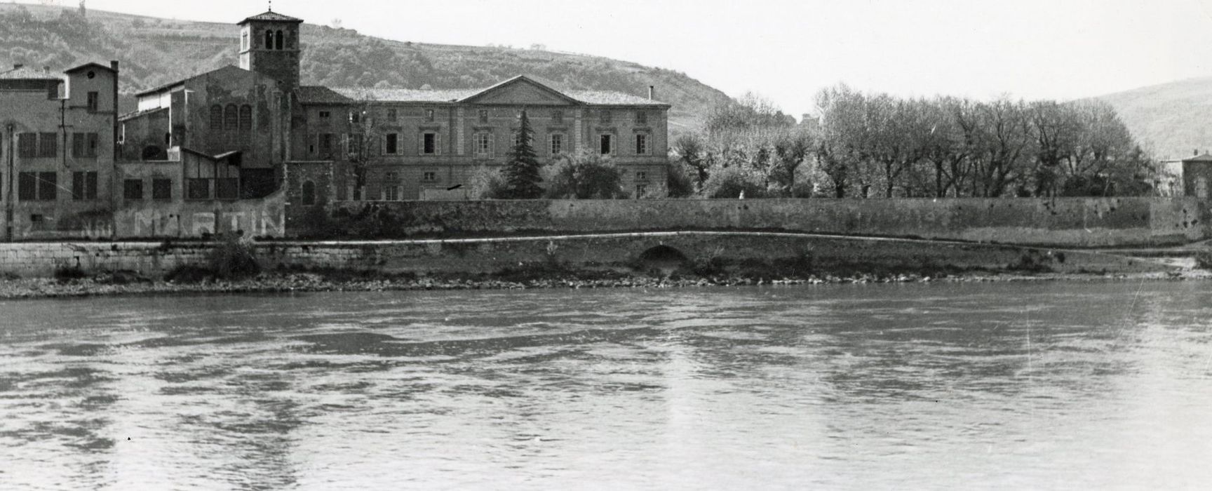 vue générale des bâtiments dans leur environnement depuis la rive gauche Rhône