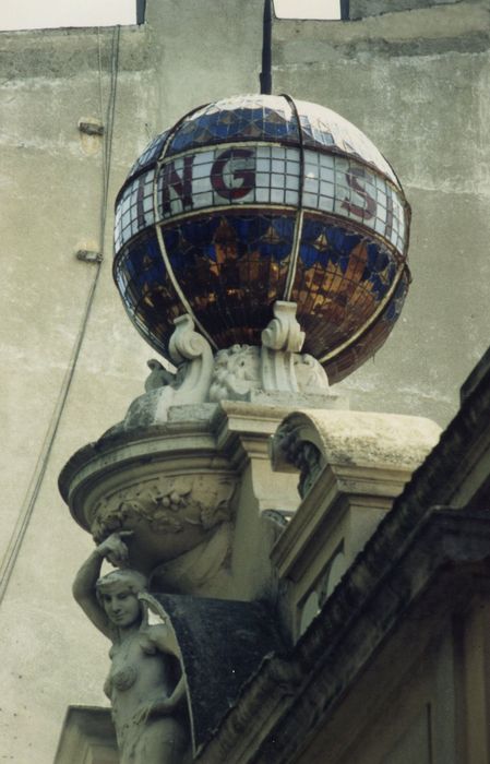 détail d’un élément décoratif : Boule de verre