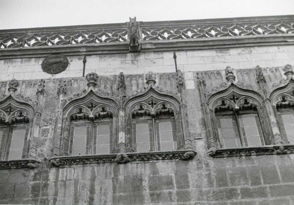 façade sur rue, vue partielle