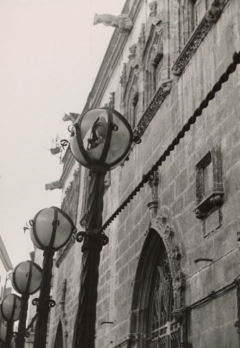 façade sur rue, vue partielle