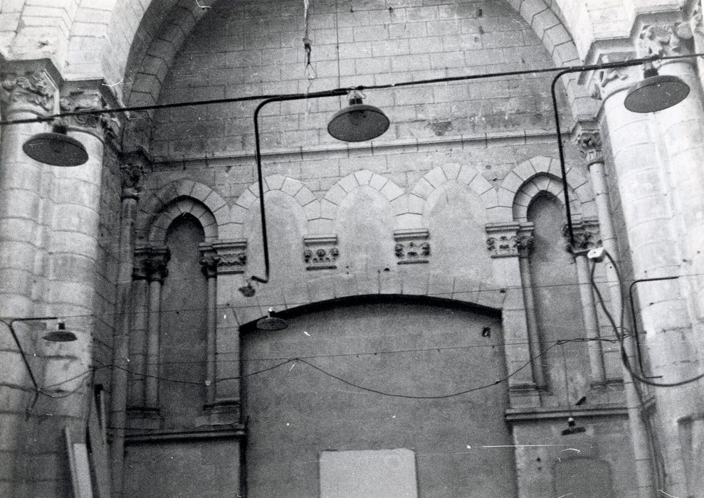 mur du 19e siècle séparant la croisée du transept de la nef disparue