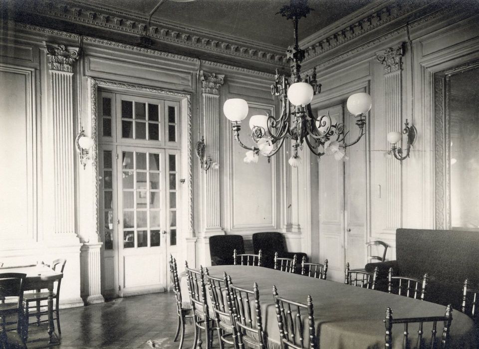 grand salon, lambris de revêtement, vue partielle