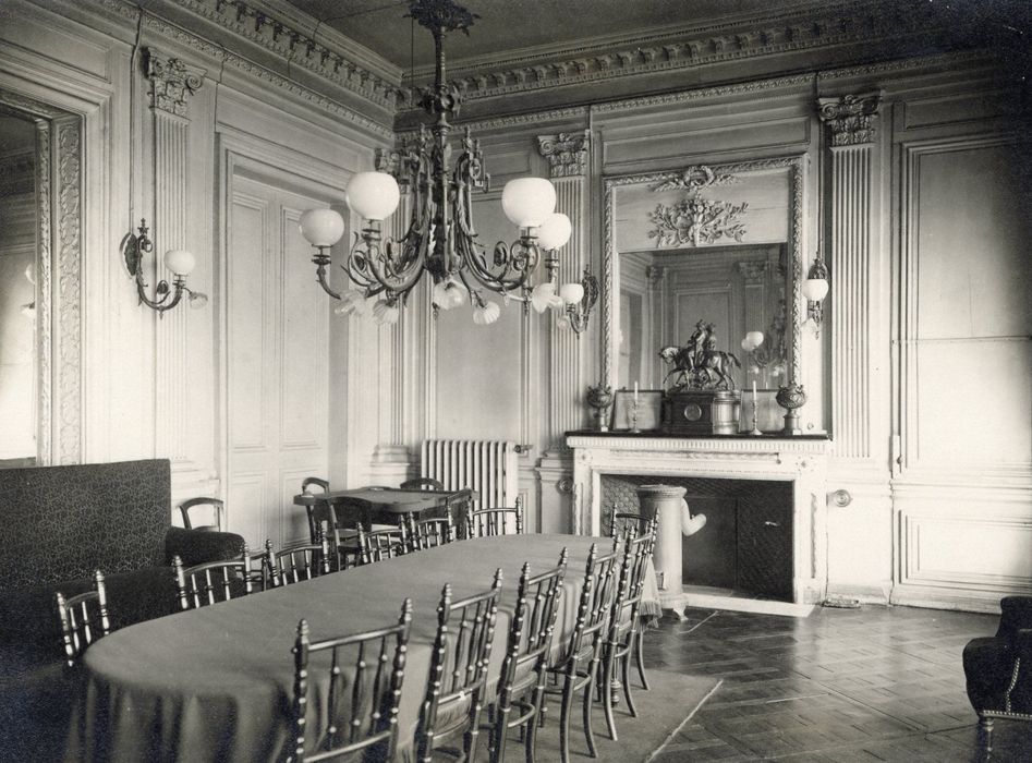 grand salon, lambris de revêtement, vue partielle