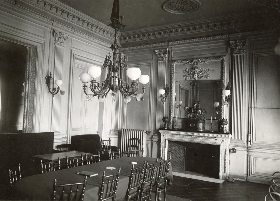 grand salon, lambris de revêtement, vue partielle