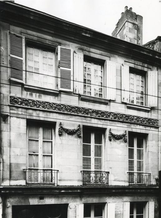 façade sur rue, vue partielle