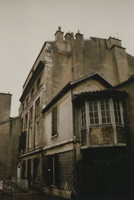 façades sur cour, vue partielle