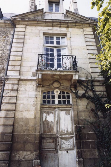 façade est, avant corps central, porte d’accès