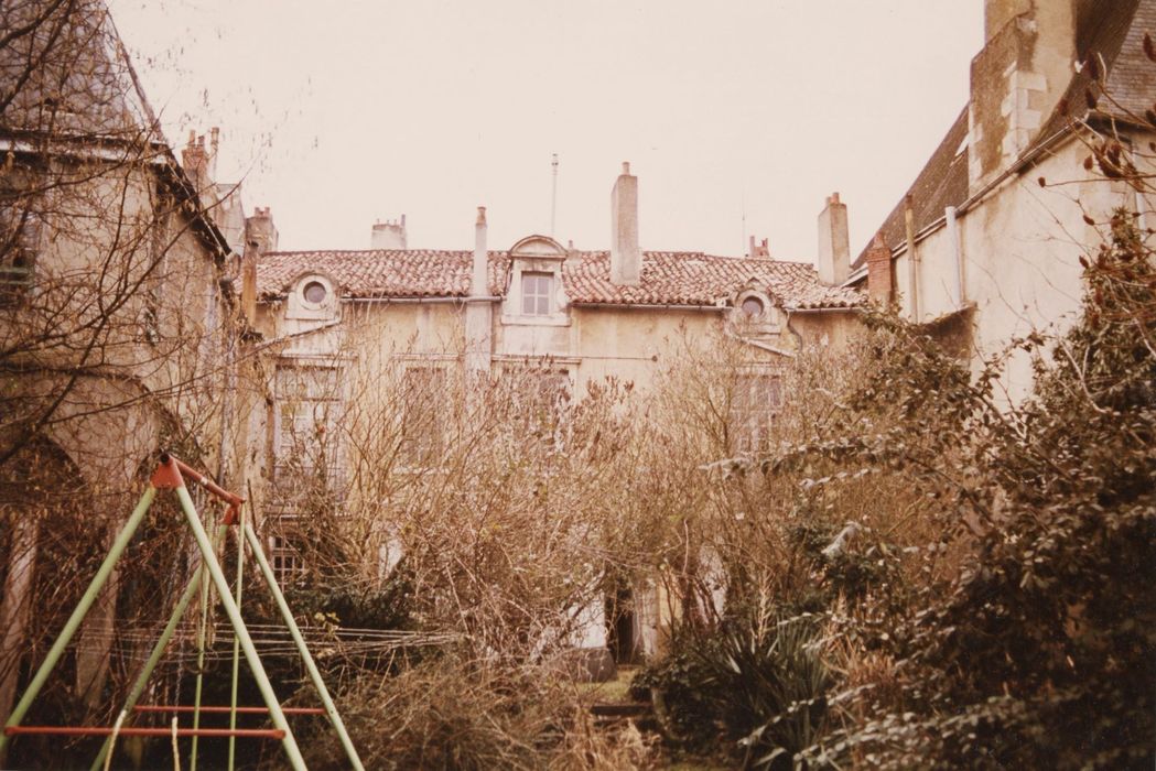 façade nord sur jardin, vue partielle