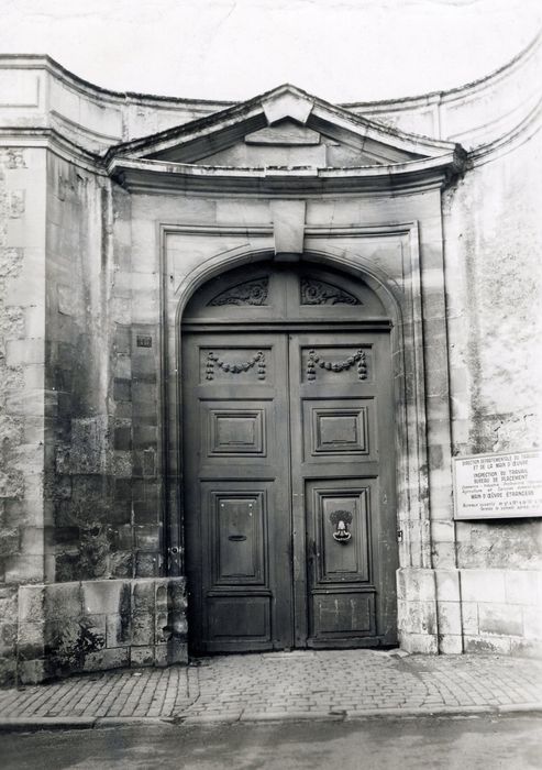 portail monumental d’accès sur rue