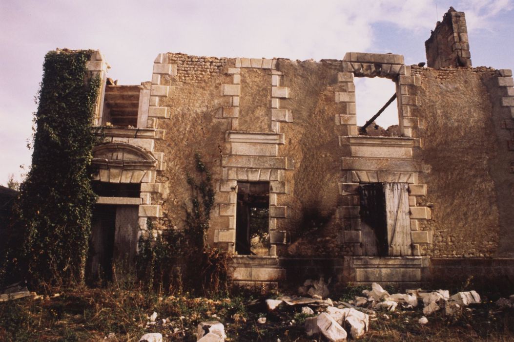 façade nord sur cour, vue partielle