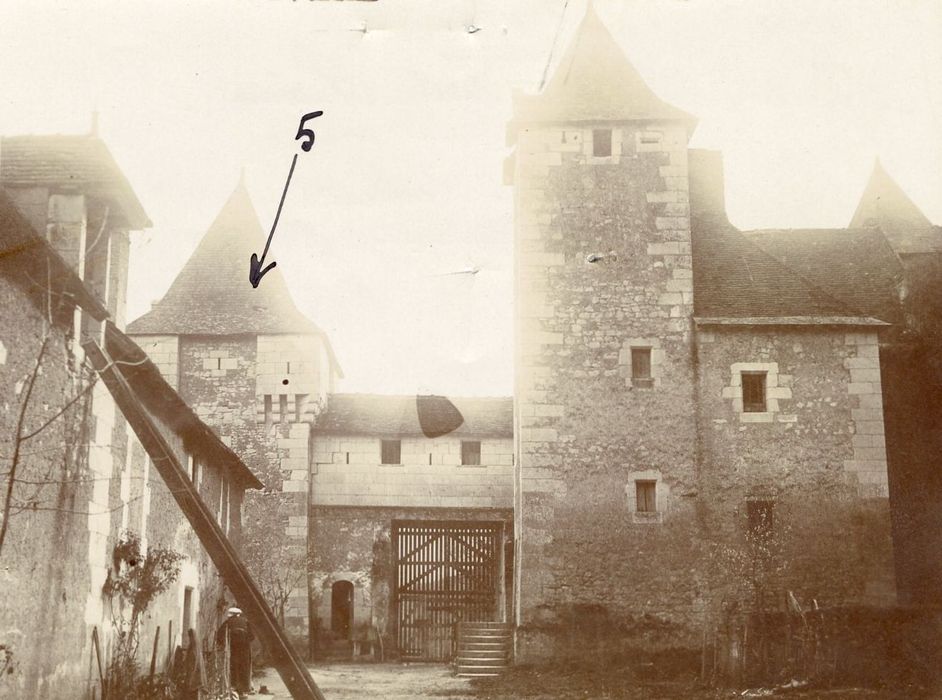 bâtiment sud, façade nord, porterie
