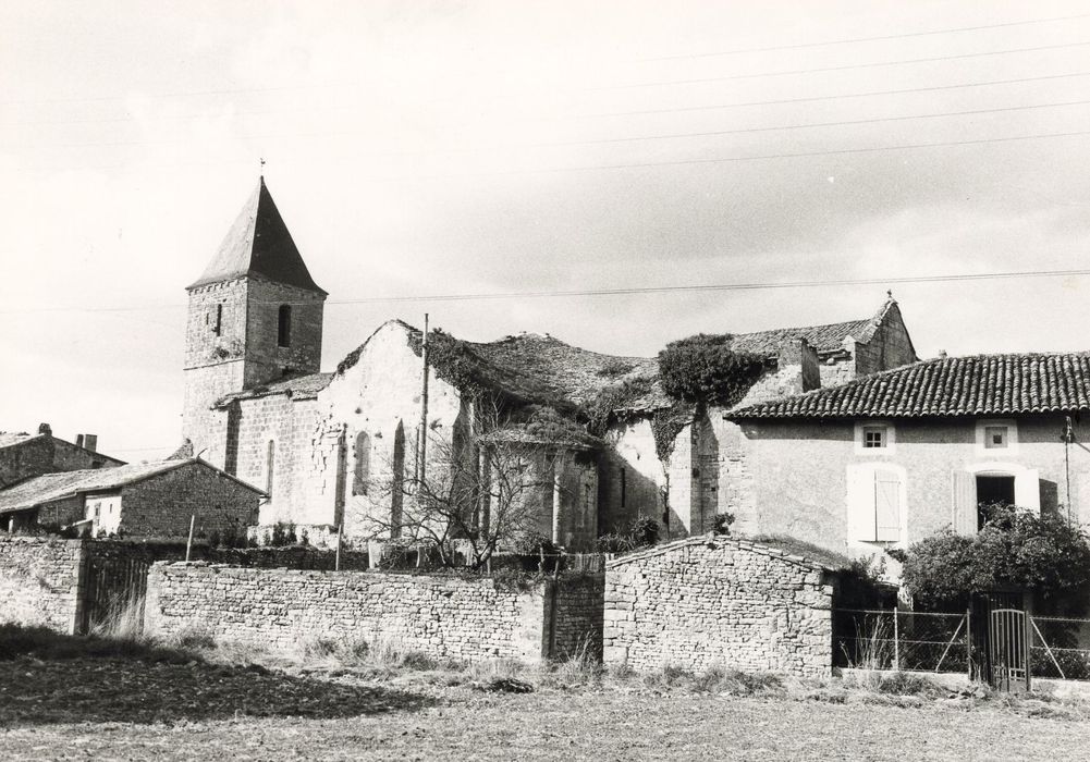 vue générale de l’église dans son environnement depuis le Sud-Est