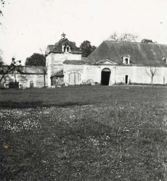 cour des communs, aile ouest, façade est, vue partielle