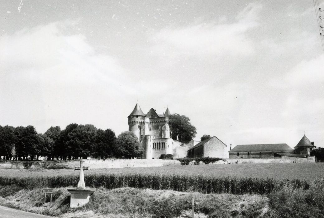 vue générale du château dans son environnement depuis le Sud-Est