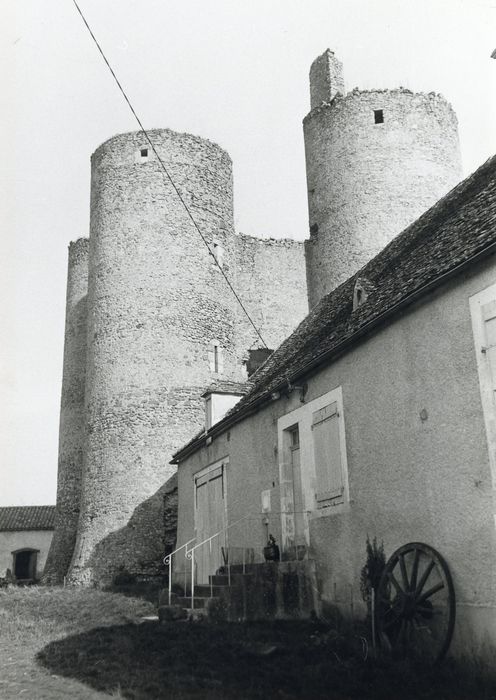 détail d’une archère en forme d’étrier