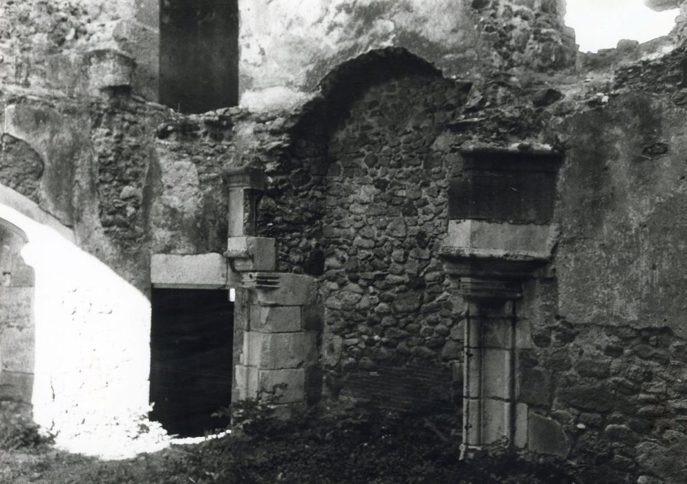 vestige d’une cheminée monumentale au rez-de-chaussée