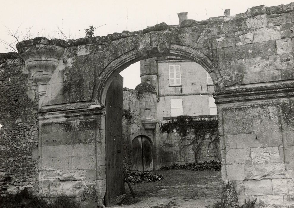 portail monumental d’accès sud sur rue