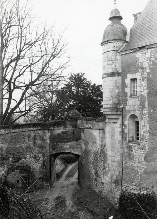 pont enjambant les douves sèches à l’angle sud-est du logis