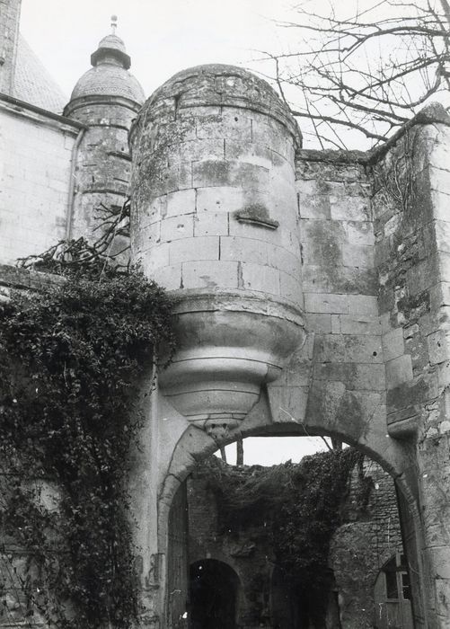 pont enjambant les douves sèches à l’angle sud-est du logis, détail de la tourelle