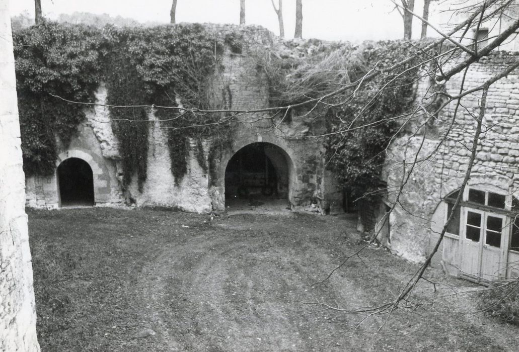 douves sèches, caves