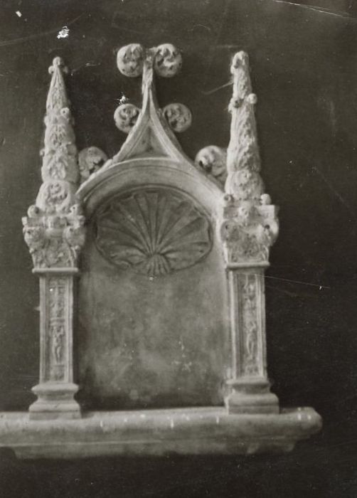 détail du lavabo de la chapelle (?)