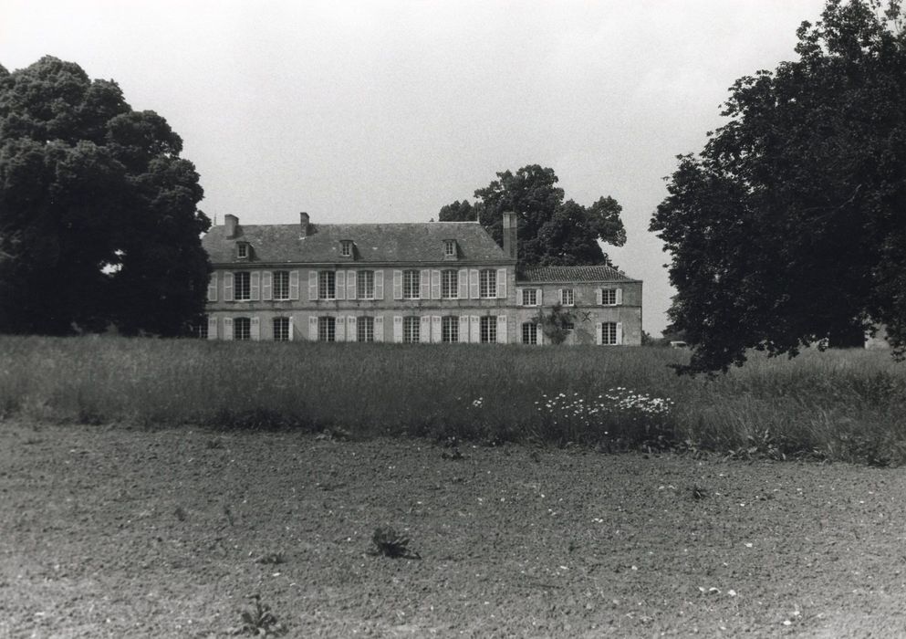 vue générale du château dans son environnement depuis le Sud