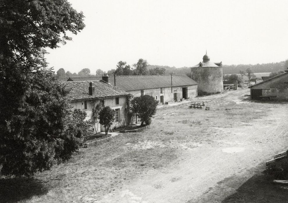 portail monumental d’accès ouest à la cour