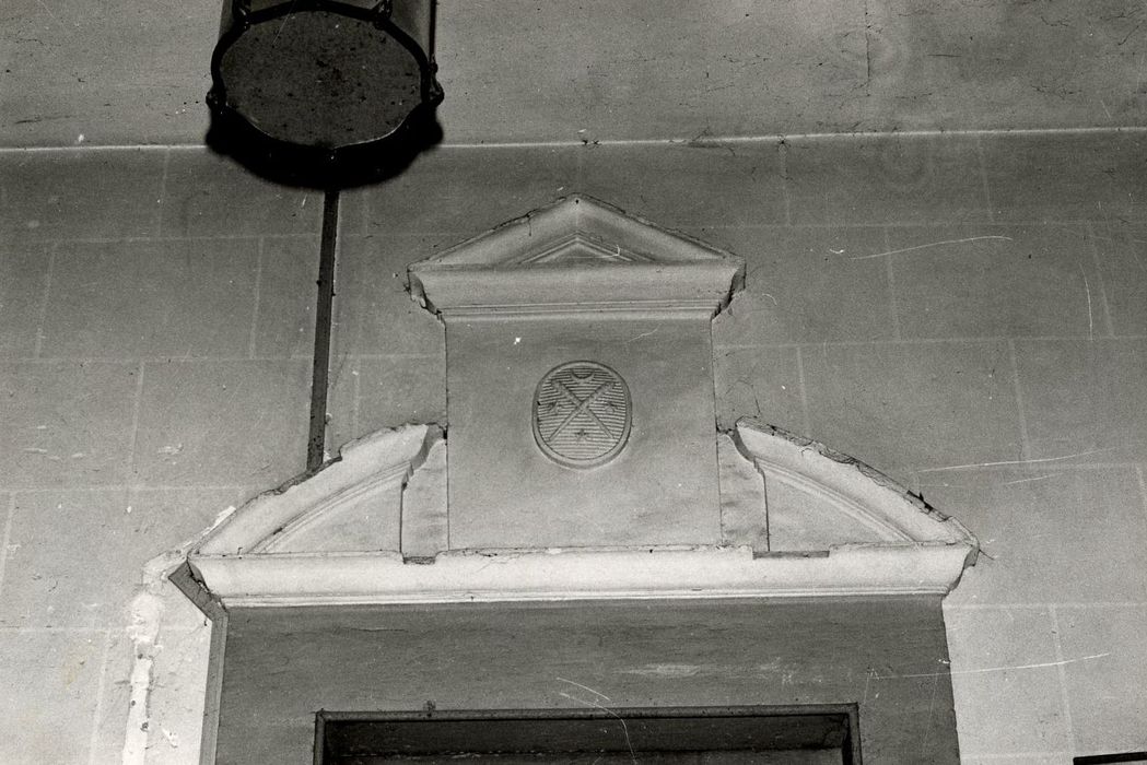 rez-de-chaussée, détail d’un blason