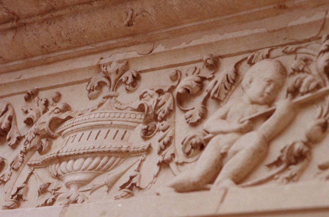 façade est, détail des éléments décoratifs d’une lucarne